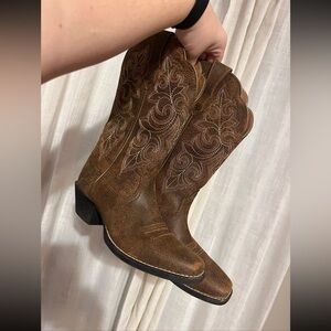 Ariat Women’s Round Up Square Toe Western Boot